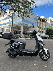 SCOOTER ELÉTRICA KLOSH DOHA ESTILO MOTONETA COM GUARDA VOLUMES DE BAIXO DO ASSENTO 1000W AUTOPROPELIDO GRAFITE/BRANCO