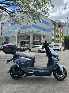 SCOOTER ELÉTRICA KLOSH DOHA ESTILO MOTONETA COM GUARDA VOLUMES DE BAIXO DO ASSENTO 1000W AUTOPROPELIDO AZUL CLARO