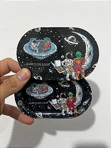 BANDEJA PEQUENA METAL COM TAMPA DE IMÃ MODELO ASTRONAUTA ET