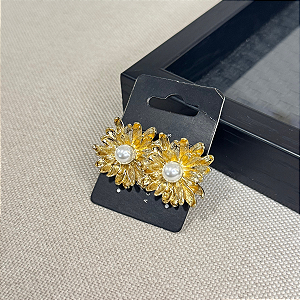 Brinco Flower com Pérola Cor: Dourada