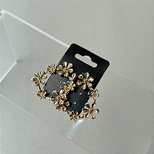 Brinco Argola com Flores Cor: Dourada
