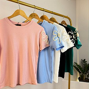 Blusa Básica com Flor de Crochê na Manga