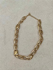 COLAR FOLHEADO ELOS MODERNOS CURVADOS