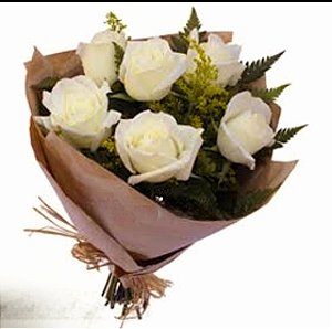 Meia duzia rosas brancas no Kraft