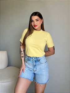 T-SHIRT GOLA ALTA LISA - AMARELO MANTEIGA