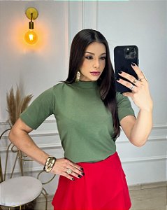 T-SHIRT GOLA ALTA LISA - FOLHA SECA