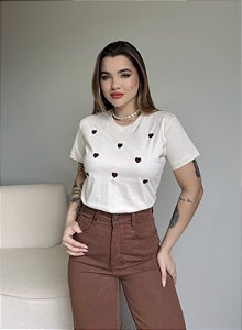 T-SHIRT CORAÇÕES (BORDADA) - BEGE NATURAL