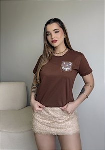 T-SHIRT FLORES NO BOLSO C/APLICAÇÃO - MARROM