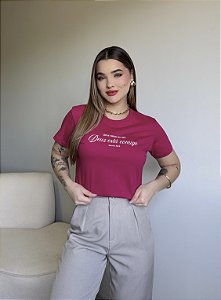 T-SHIRT DEUS ESTA COMIGO - FUCSIA