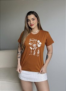 T-SHIRT I HAVE FLOWERS C/APLICAÇÃO - CARAMELO