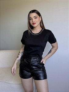 T-SHIRT PEROLAS NA GOLA - PRETO