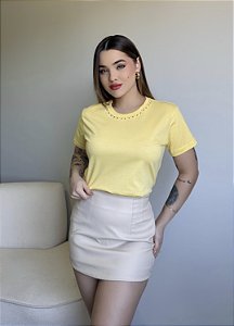 T-SHIRT PEROLAS NA GOLA - AMARELO MANTEIGA