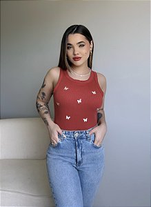 REGATA CANELADA (BORDADA) BORBOLETINHAS - TERRACOTA