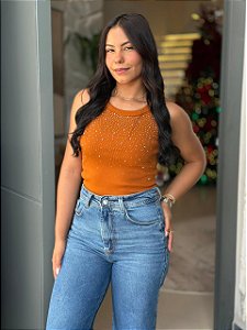 REGATA CANELADA COM STRASS - CARAMELO