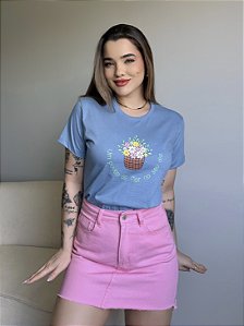 T-SHIRT UM POUCO DE FLOR NO SEU DIA C/APLICAÇÃO - AZUL DENIM