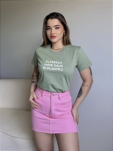T-SHIRT FLORESÇA ONDE DEUS TE PLANTOU C/APLICAÇÃO - VERDE OLIVA