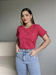 T-SHIRT CORAÇÃO COLORIDO (BORDADA) - ROSA PINK