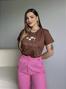 T-SHIRT AMADA POR DEUS FLORES (BORDADA) - MARROM