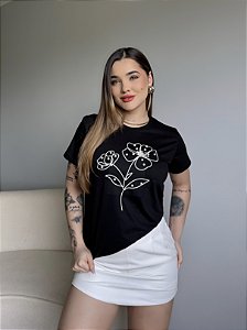 T-SHIRT FLORES MINIMALISTA C/APLICAÇÃO - PRETO