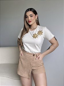 T-SHIRT FLORES NO OMBRO C/APLICAÇÃO - BEGE NATURAL