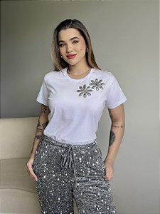 T-SHIRT FLORES NO OMBRO C/APLICAÇÃO - BRANCO