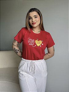 T-SHIRT JESUS MORA AQUI C/APLICAÇÃO - VERMELHO