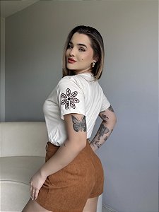 T-SHIRT FLOR BORDADO NA MANGA - BEGE NATURAL