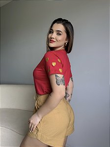 T-SHIRT CORAÇÃO BORDADO NA MANGA - VERMELHO