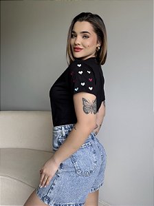 T-SHIRT CORAÇÃOZINHO BORDADO NA MANGA - PRETO