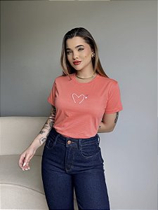 T-SHIRT CORAÇÃO MINIMALISTA - CORAL