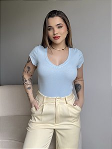 T-SHIRT CANELADA GOLA V - AZUL CÉU