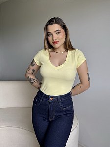 T-SHIRT CANELADA GOLA V - AMARELO