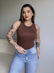 REGATA CANELADA COM STRASS - MARROM