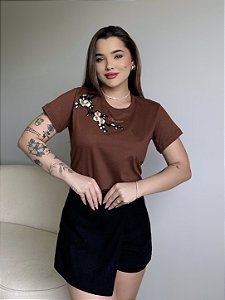 T-SHIRT FLORAL LATERAL FLORESÇA C/APLICAÇÃO - MARROM