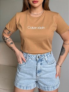 T-SHIRT CALVIN KLEIN ALTO RELEVO - MARROM SUEDE