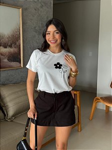 T-SHIRT FLORES C/APLICAÇÃO - OFF WHITE