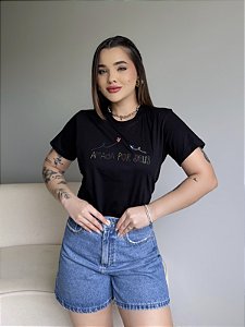 T-SHIRT AMADA POR DEUS (BORDADA) - PRETO