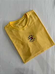 T-SHIRT TOMMY JEANS ALTO RELEVO - AMARELO MANTEIGA