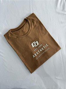 T-SHIRT COLCCI AESTHETIC ALTO RELEVO - MARROM SUEDE