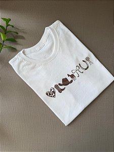 T-SHIRT DTF CORAÇÃO,BOTA E CHAPEU - OFF WHITE