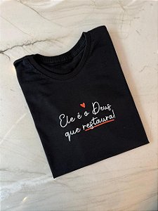 T-SHIRT DTF ELE É O DEUS QUE RESTAURA - PRETO