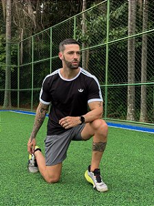 CAMISETA MASCULINA ADIDAS LISTRAS C/PUNHO - PRETO