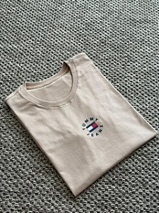 T-SHIRT TOMMY JEANS ALTO RELEVO - BEGE DUNAS