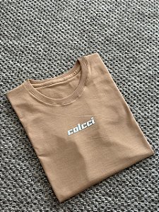 T-SHIRT COLCCI ALTO RELEVO - MARROM SUEDE