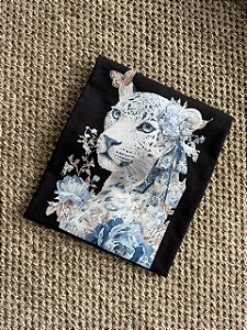 T-SHIRT DTF ONÇA LAÇO FLORAL - PRETO