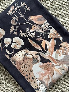 T-SHIRT DTF ONÇA FLORES - PRETO