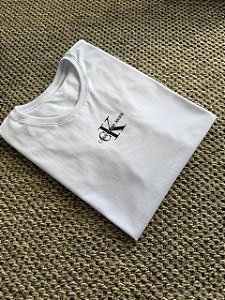 T-SHIRT CALVIN KLEIN JEANS ( CK PRETO/ ESCRITA PRATA ) - BRANCO