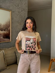 T-SHIRT DTF CAVALO TULIPAS - BEGE DUNAS