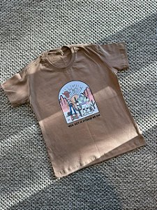 T-SHIRT INFANTIL DTF AMIGO ESTOU AQUI - MARROM TERRA