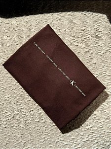 T-SHIRT CALVIN KLEIN JEANS CK - MARROM EXPRESSO